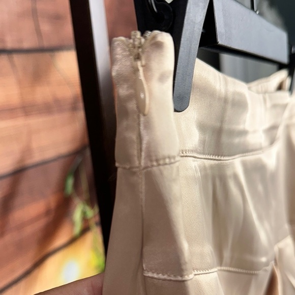 HALARA Cream Ruched Midi Skirt - Picture 4 of 7